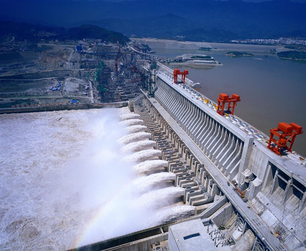三峽大壩（全長約2308m，壩高185m）.jpg